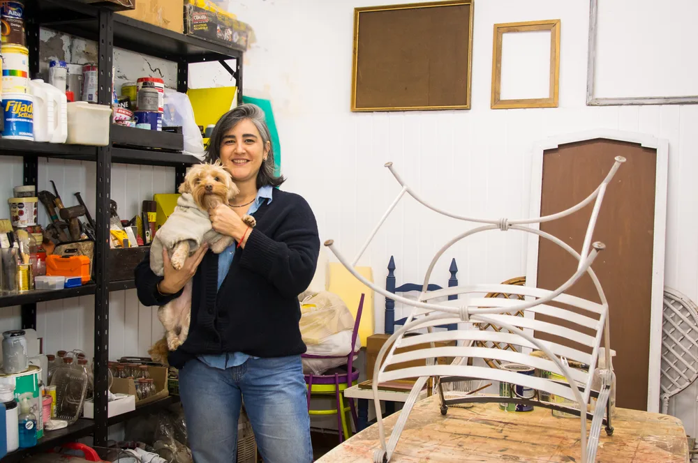Ana Palavecino en su taller de restauración junto a su perrita Magui.