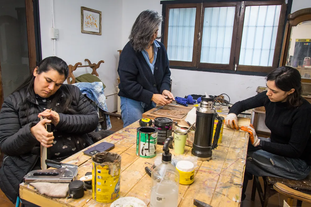 Restauración y encolado estructural de una silla de madera.