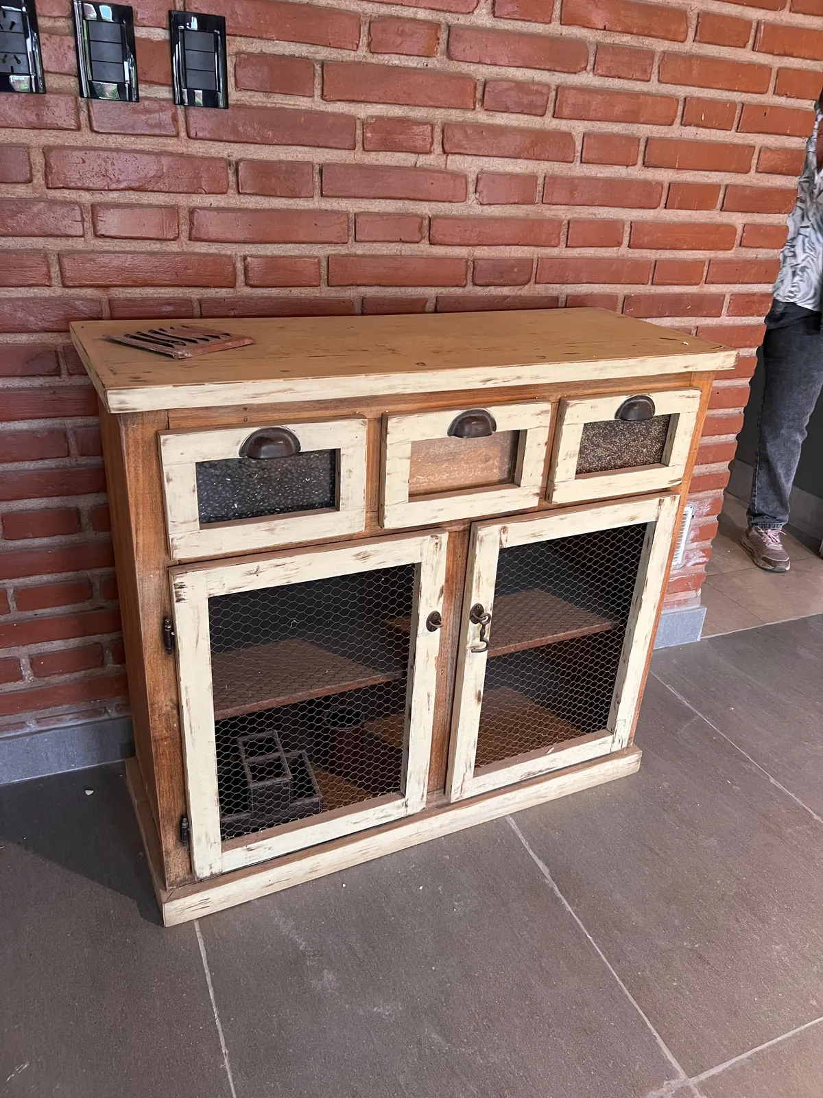 Cajonera antes de la restauración.