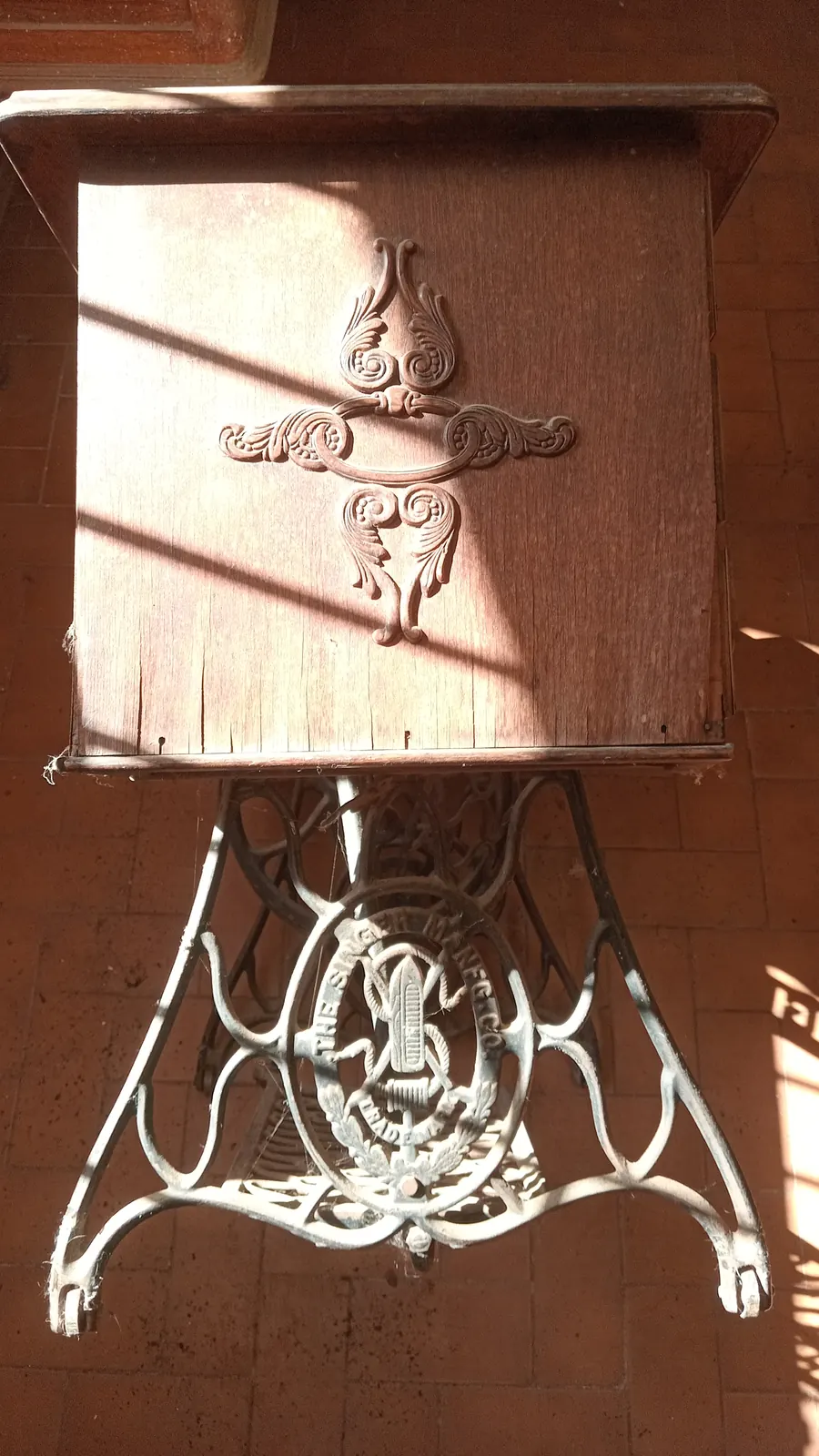 Mesa de costura antes de la restauración.