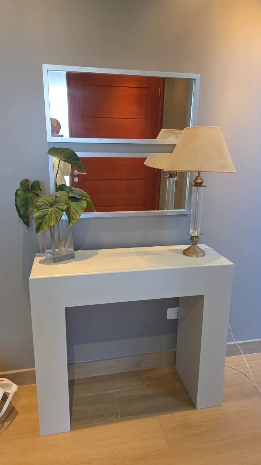 Consola de entrada restaurada y pintada de blanco.