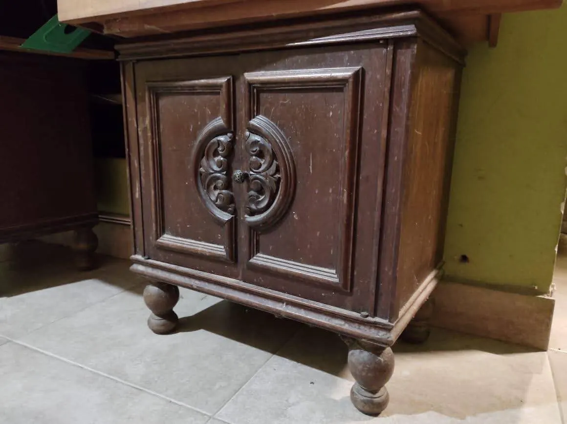 Mesa de luz antes de la restauración, detalle del tallado.
