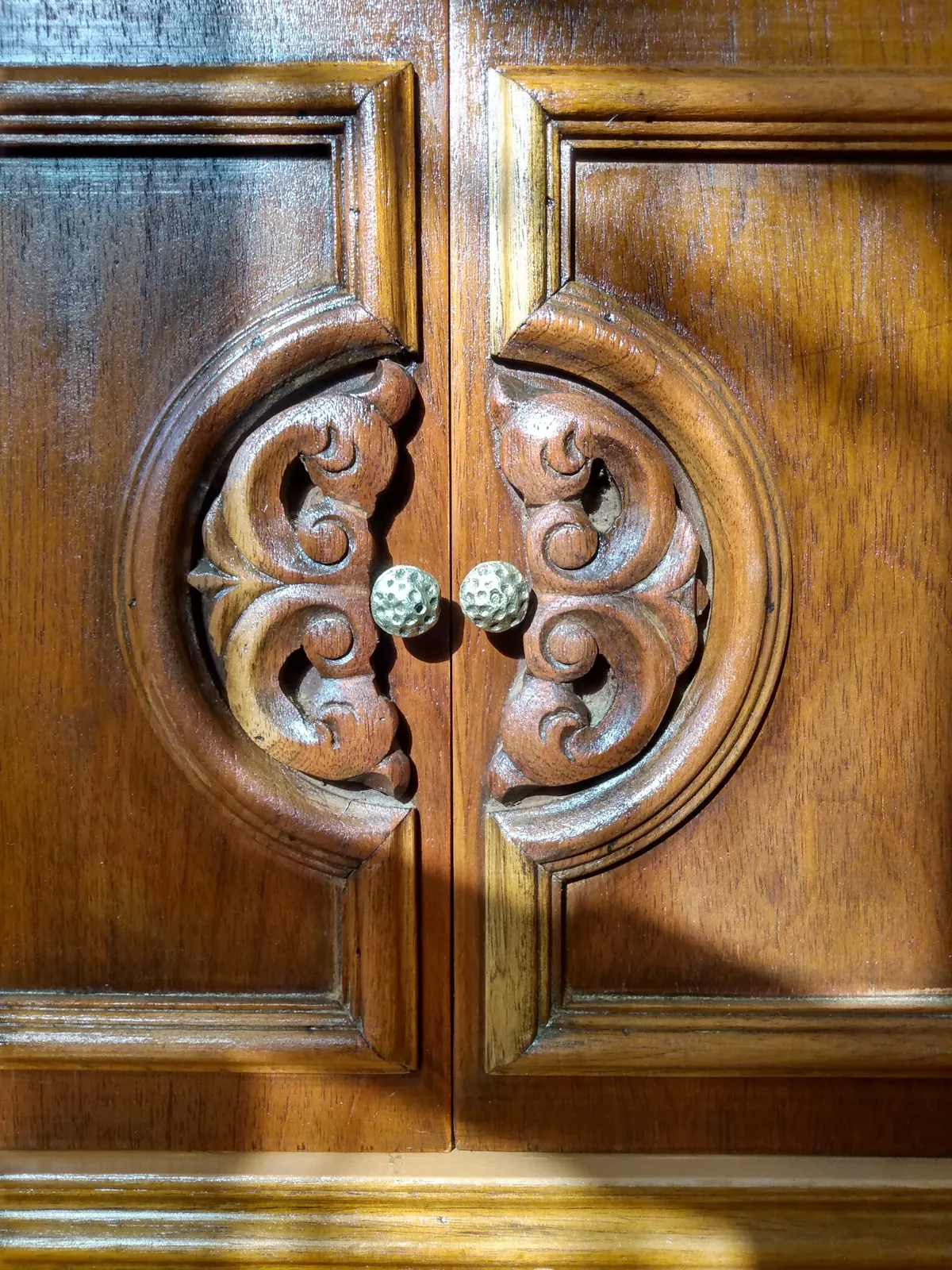 Mesa de luz restaurada, detalle del tallado renovado.