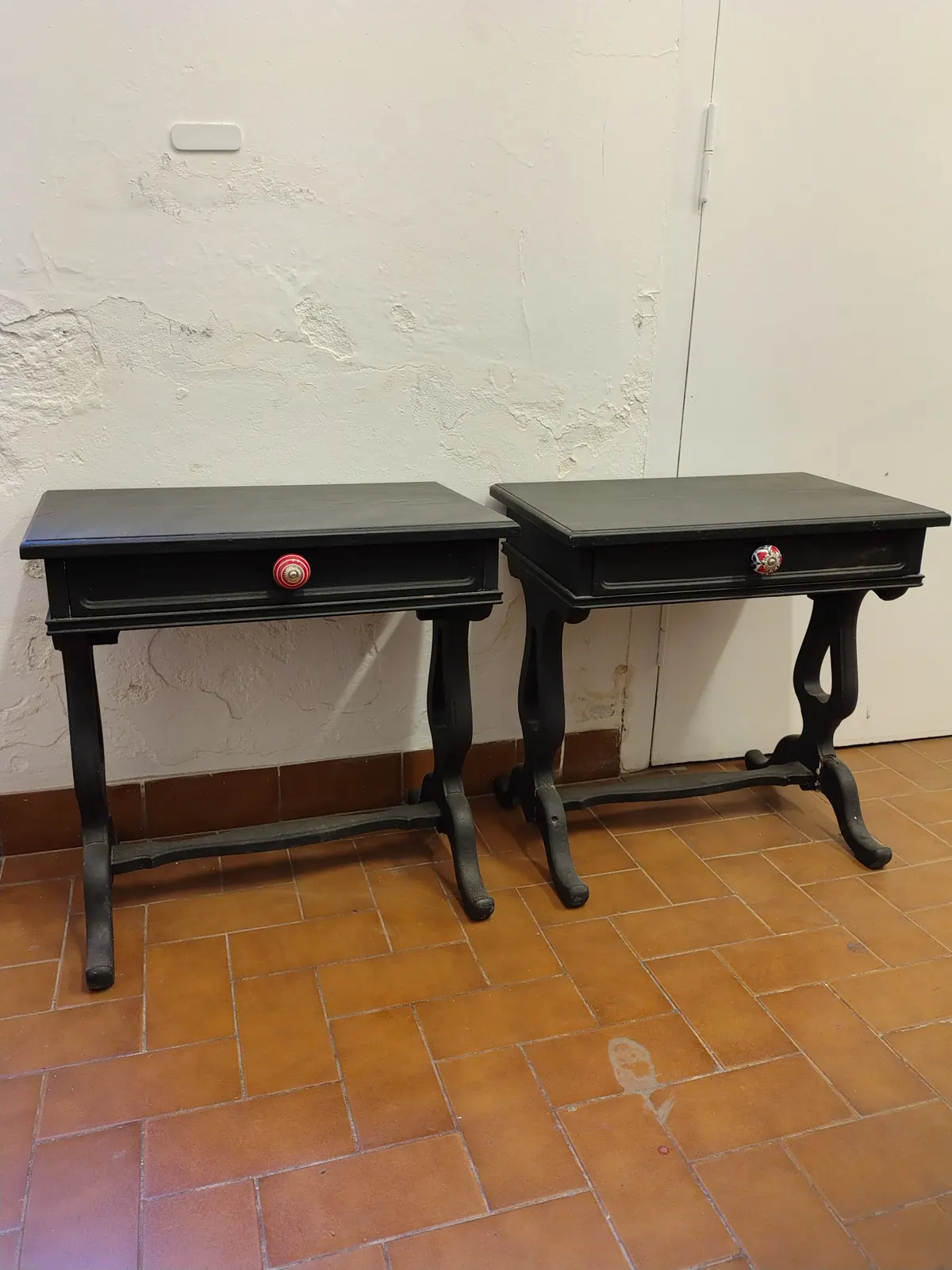 Mesas chicas antes de la restauración, pintadas de negro y deterioradas.