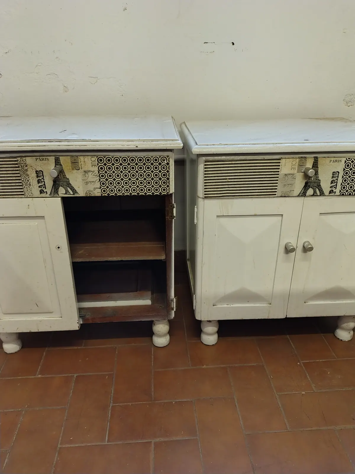 Mesas de luz antes de la restauración, con pintura descascarada.