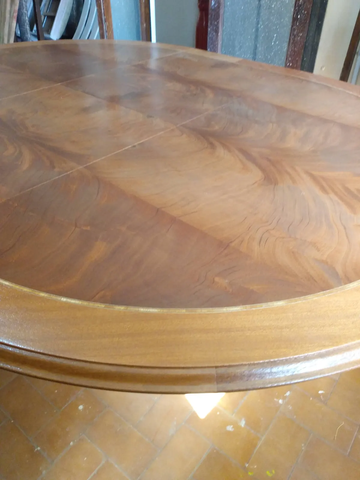 Mesa redonda restaurada, con lustre y brillo renovados.
